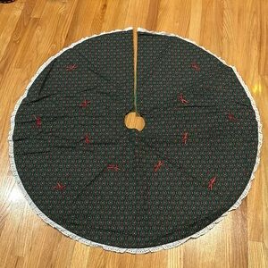 *MAKE OFFER. DONATING JANUARY 1. * CHRISTMAS TREE SKIRT